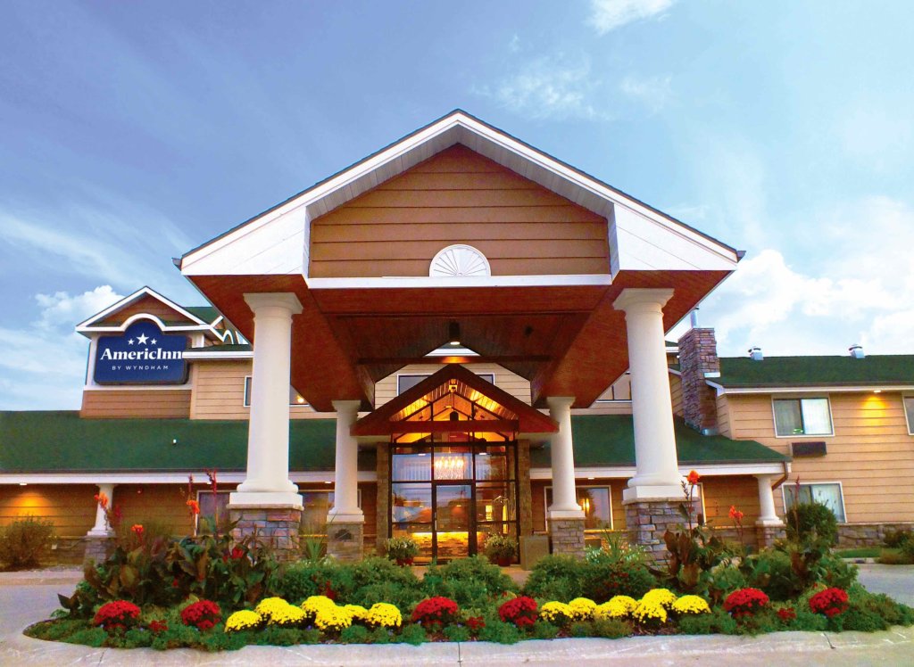 AmericInn-Outside-front-photo_new-logo.jpg