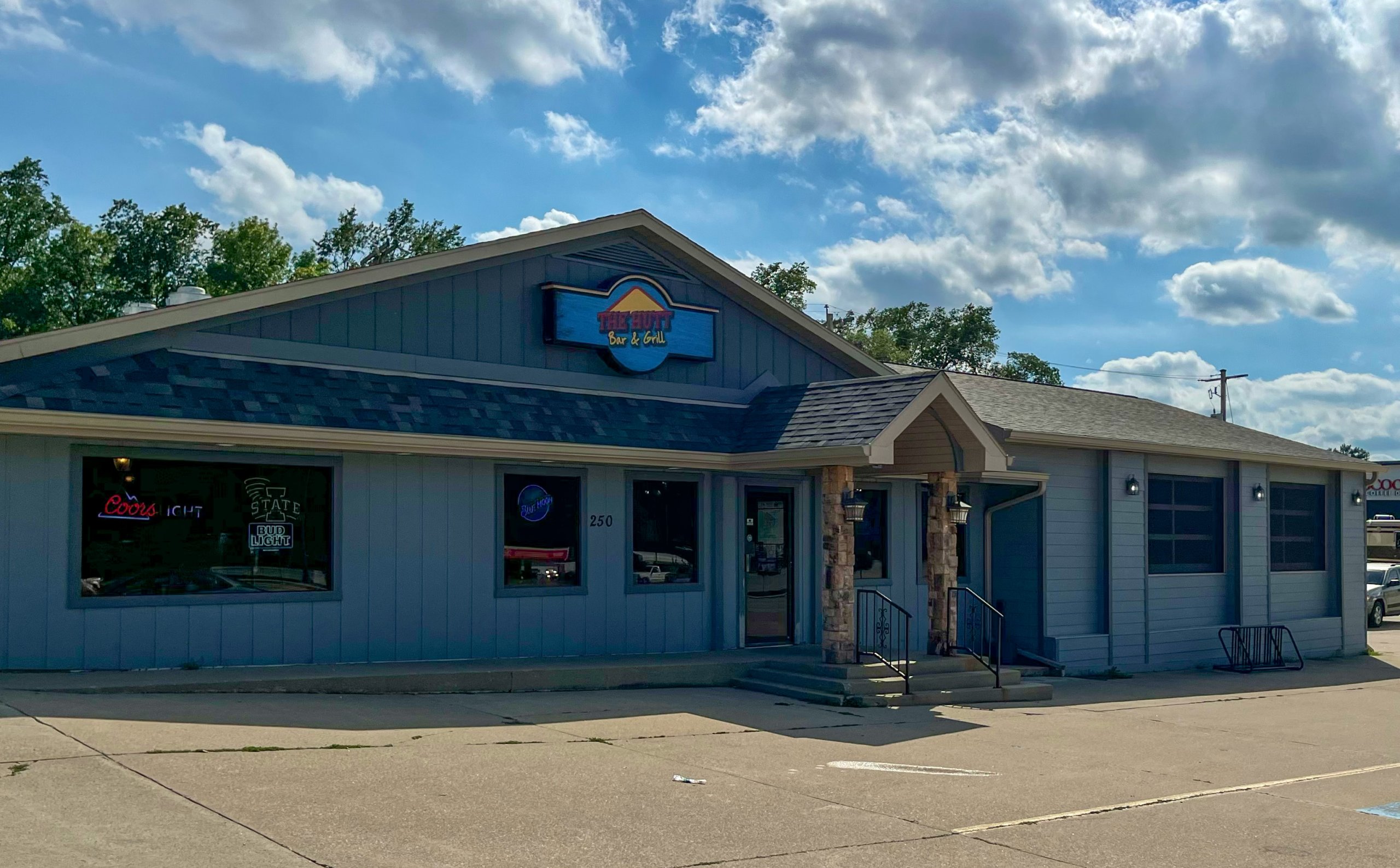 The Hutt Bar And Grill