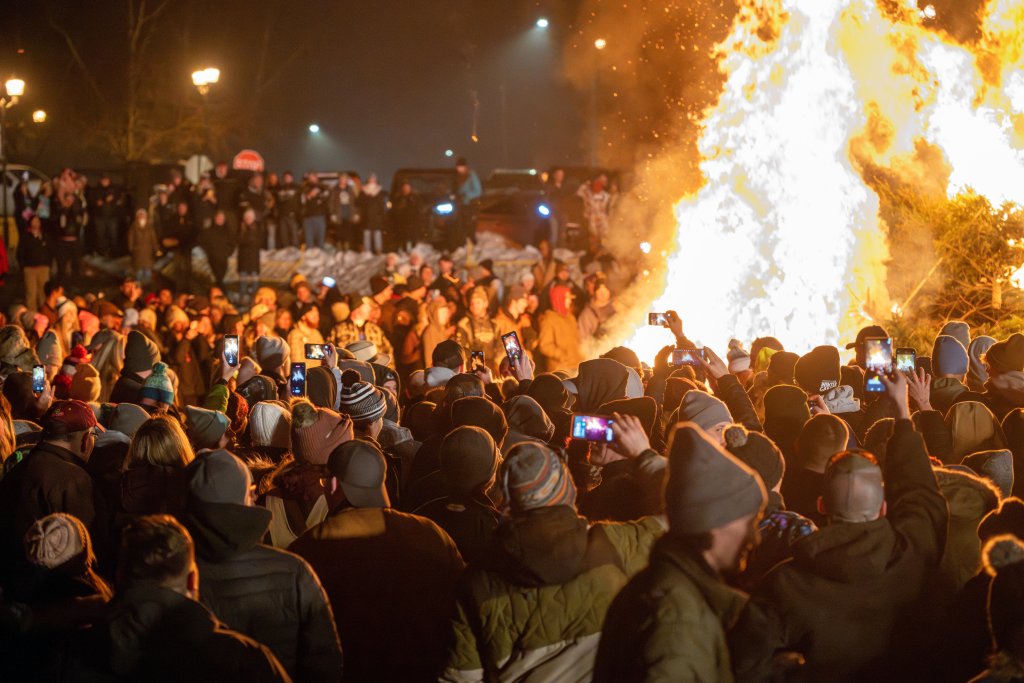 UFO WG BurningFireworks032